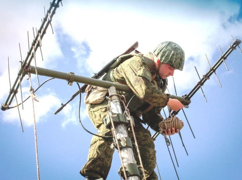 Chiếc xe R-381T1 Taran-M mới nhất, vừa bị phía Ukraine thu giữ, có mức độ bí mật cao và ít thông tin chi tiết được phía Nga tiết lộ; nhưng chiếc R-381T Taran nguyên bản thì có nhiều thông tin chi tiết hơn. 