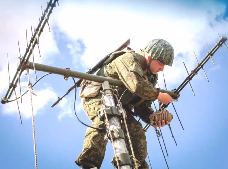 Chiếc xe R-381T1 Taran-M mới nhất, vừa bị phía Ukraine thu giữ, có mức độ bí mật cao và ít thông tin chi tiết được phía Nga tiết lộ; nhưng chiếc R-381T Taran nguyên bản thì có nhiều thông tin chi tiết hơn. 