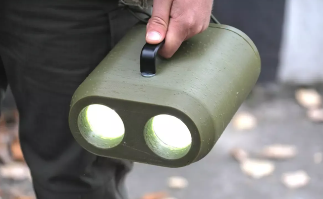 Ngoài ra để nâng cao khả năng phát hiện mục tiêu UAV, nhiều đội phòng không cơ động Ukraine còn được trang bị đèn chiếu cầm tay, thiết bị định vị laser gắn trên súng bộ binh, thiết bị nhìn đêm để thực hiện nhiệm vụ phòng không vào ban đêm; đặc biệt là với sự trợ giúp của đèn chiếu cầm tay, hỏa lực vũ khí nhỏ sẽ được tập trung vào mục tiêu và tỷ lệ bắn hạ sẽ tăng lên rất nhiều.