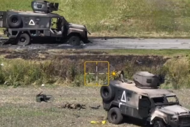 Đoạn video cho thấy, đoàn xe bọc thép của Lữ đoàn 82 Ukraine tấn công ngôi làng dọc đường cố gắng dùng tốc độ để vượt qua vị trí của quân Nga. Tuy nhiên, 8 xe bọc thép đã bị phá hủy trong đợt đầu tiên. Sau đó quân Ukraine tiếp tục tấn công về phía trước và 6 phương tiện tiếp tục bị tiêu diệt, 5 chiếc còn lại cuối cùng đã quay đầu bỏ chạy. 