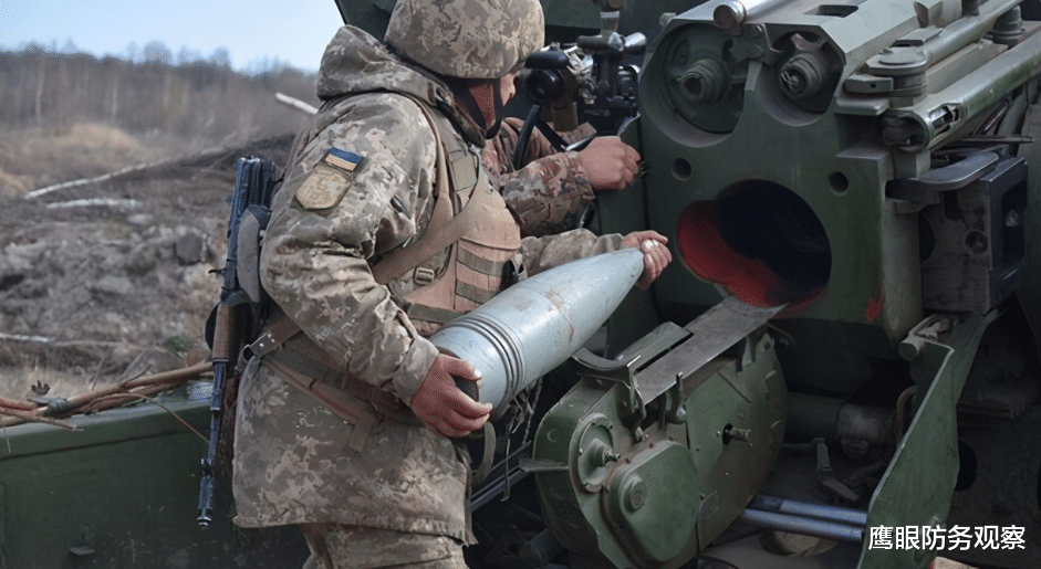 Và việc tìm kiếm đạn pháo kiểu Liên Xô cho Quân đội Ukraine trên khắp thế giới diễn ra không tốt đẹp: Israel và các nước khác sản xuất không đủ và họ không muốn bán cho Ukraine, vì sợ chọc giận Nga. Ấn Độ dù được đánh giá là có thừa đạn pháo, lại có nhiều mối lo ngại khác nhau, nên không thể cung cấp.