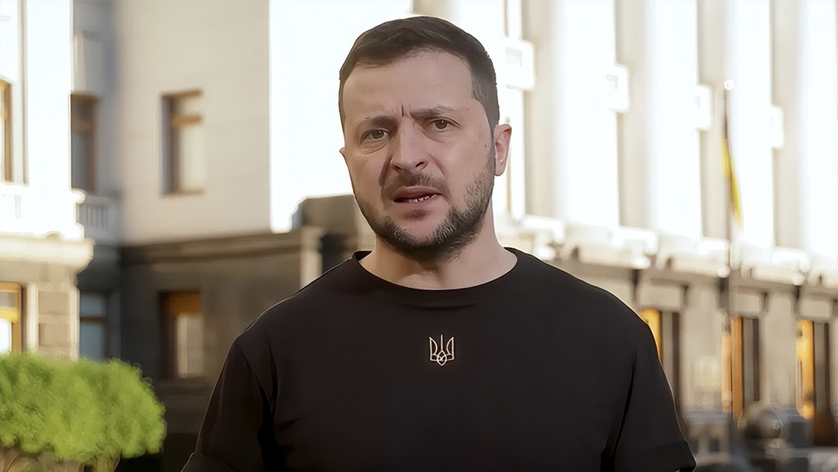 Kể từ khi xung đột Nga – Ukraine nổ ra, một trong những nhiệm vụ chính của nhiều quan chức cấp cao Ukraine, bao gồm cả Tổng thống Zelensky, Thủ tướng Reznikov và Bộ trưởng Ngoại giao Kuleba, là tìm kiếm vũ khí và đạn dược cho quân đội Ukraine từ các nguồn trên khắp thế giới. Thậm chí, một số đại sứ Ukraine ở nước ngoài đã bị cách chức vì không xin được viện trợ quân sự.