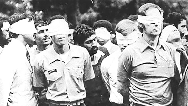 Sau cuộc khủng hoảng con tin tại Đại sứ quán Mỹ ở Tehran, Mỹ đã áp đặt các lệnh trừng phạt toàn diện, bao gồm lệnh cấm vận vũ khí nghiêm ngặt, cắt đứt nguồn cung cấp phụ tùng thay thế và hỗ trợ bảo dưỡng cho phần cứng quân sự do Mỹ sản xuất của Iran, bao gồm cả máy bay F-14. 