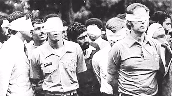 Sau cuộc khủng hoảng con tin tại Đại sứ quán Mỹ ở Tehran, Mỹ đã áp đặt các lệnh trừng phạt toàn diện, bao gồm lệnh cấm vận vũ khí nghiêm ngặt, cắt đứt nguồn cung cấp phụ tùng thay thế và hỗ trợ bảo dưỡng cho phần cứng quân sự do Mỹ sản xuất của Iran, bao gồm cả máy bay F-14. 