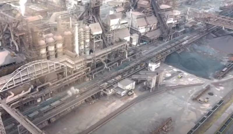 Thông tin tình báo do Quân đội Nga tiết lộ cho thấy, sau khi Nga ra tối hậu thư, Quân đội Ukraine bị mắc kẹt trong pháo đài ngầm của Nhà máy thép Azovstan đã xảy ra xung đột nội bộ, và một số binh lính Ukraine đã bắt đầu tự nguyện đầu hàng.