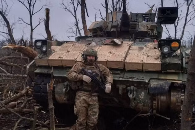 Trang tin Topwar của Nga đưa tin, chiếc xe chiến đấu bộ binh Bradley M2A2, bị quân đội Ukraine bỏ lại ở phía bắc Avdeevka vào tháng 11, nhưng Nga không thể kéo nó về hậu phương vì nhiều lý do. Và bây giờ, Quân đội Nga mới có thể đưa nó về hậu phương an toàn.