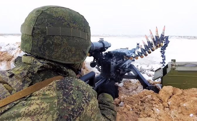 Ngoài ra, quân Nga tiếp tục mở các cuộc tấn công theo hướng Novokalinov ở sườn phía bắc và Severny ở sườn phía nam; nhìn chung tốc độ tiến công của quân Nga mấy ngày qua không có tiến triển gì đáng kể tại Avdeevka.