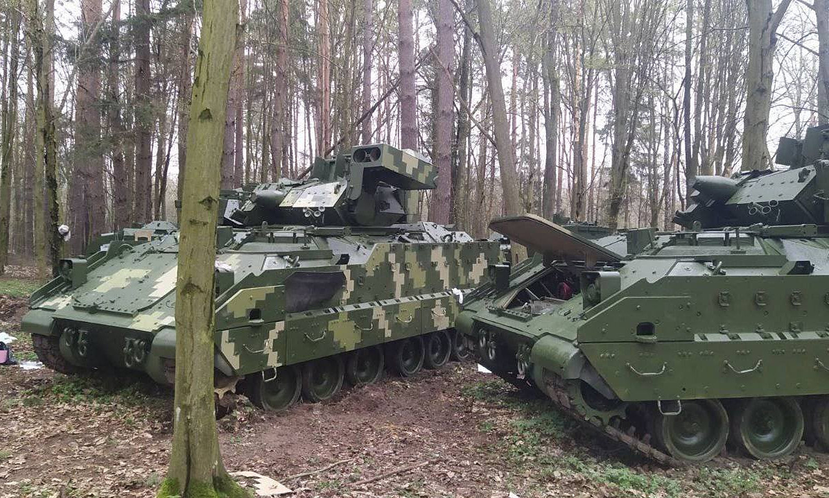 Xe chiến đấu bộ binh Bradley M2A2 đầu tiên của Mỹ đã được chuyển giao cho Ukraine vào tháng 4 năm nay và chủ yếu trang bị cho Lữ đoàn bộ binh cơ giới 47 "Magura". Lữ đoàn 47 cũng là lữ đoàn đầu tiên của Ukraine, được trang bị vũ khí hạng nặng theo tiêu chuẩn trang bị của khối NATO.