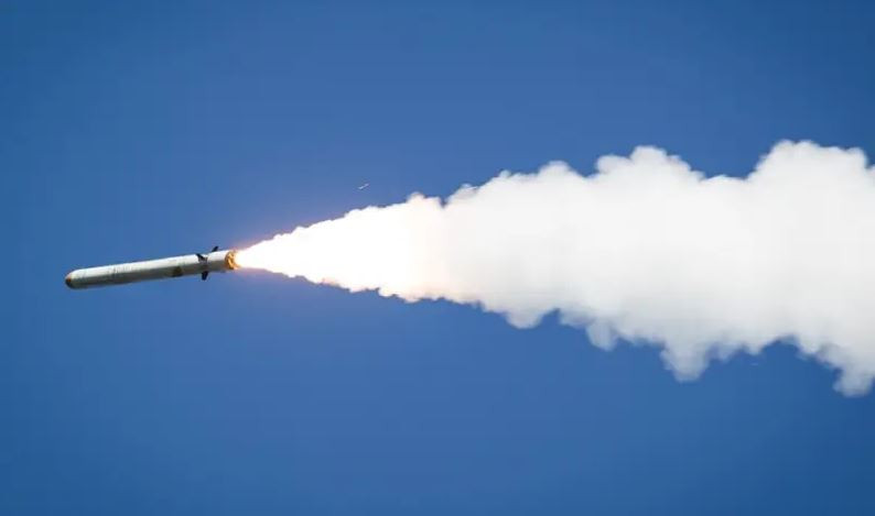 Đoạn phim do người dân Zaporozhye quay lại, cho thấy một cuộc tấn công bằng tên lửa vào buổi trưa. Tên lửa bắn trúng chính xác khu nhà kho, khiến 2 người thiệt mạng và 9 người khác bị thương. Sau khi tên lửa đánh trúng mục tiêu, đã gây ra một vụ nổ lớn và tạo thành đám mây hình nấm khổng lồ. Kính của các tòa nhà dân cư cao tầng xung quanh bị vỡ do sóng xung kích của vụ nổ tên lửa, kính ở lối vào chính của một siêu thị gần nơi xảy ra vụ nổ cũng bị hư hỏng trong vụ nổ.