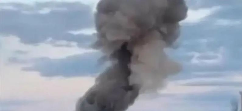 Sau khi bị trúng tên lửa, khu phụ bên trái của tòa nhà Cơ quan An ninh Ukraine bị nổ tung, gây hỏa hoạn. Rất đông xe cứu hỏa, xe cứu thương đã có mặt tại hiện trường để thực hiện công tác chữa cháy và cứu hộ. 