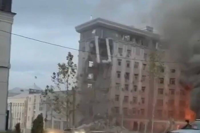 Hơn nữa, có người đã chứng kiến bãi đậu xe phía trước tòa nhà Cục An ninh được cho là trống rỗng, đã chứa đầy xe cộ, rõ ràng là các nhân viên mật vụ đang làm việc trong tòa nhà. Ngoài ra, tòa nhà không bị phá hủy hoàn toàn, chỉ có khu phụ bên trái bị hư hại. Vậy AFU có bí mật gì bên trong tòa nhà này?