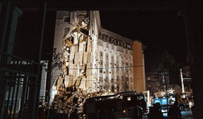 Điều đáng chú ý là sau vụ tấn công vào Cục An ninh Dnipropetrovsk, Ukraine không thừa nhận ngay việc tòa nhà Cục An ninh bị phá hủy, mà khẳng định tên lửa Nga "bắn trượt mục tiêu" và tên lửa đã vượt qua tòa nhà cao tầng và rơi xuống phía sau. Nhưng trên thực tế, tòa nhà chi nhánh Cơ quan An ninh Dnipro nằm phía sau tòa nhà cao tầng này.