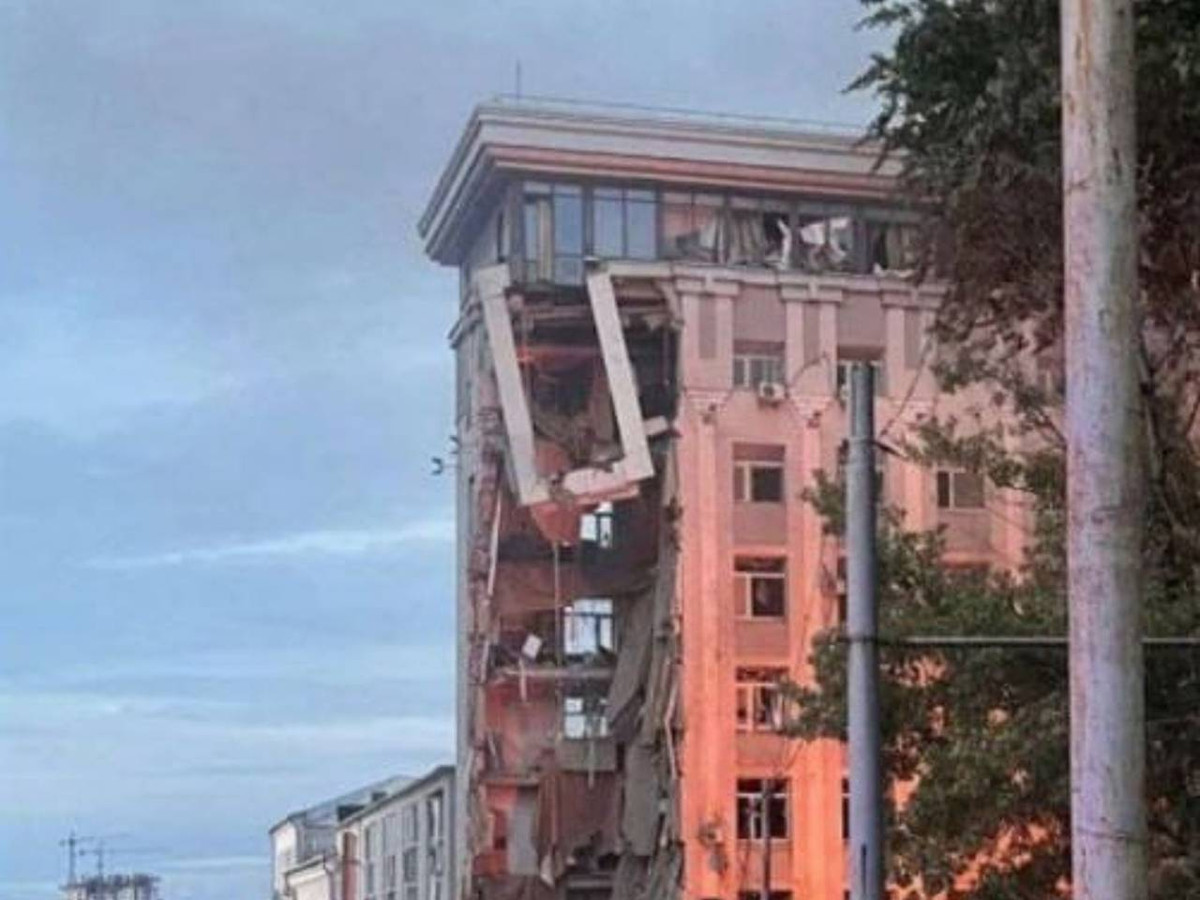 Theo một số thông tin, ít nhất 30 sĩ quan tình báo Anh và Mỹ đang làm việc trong một tòa nhà được cải trang thành cơ quan cứu trợ nhân đạo. Giờ đây, tên lửa Nga đã san bằng một nửa tòa nhà và chắc chắn có nhiều nhân viên tình báo nước ngoài đã bị chôn vùi dưới đống đổ nát. 