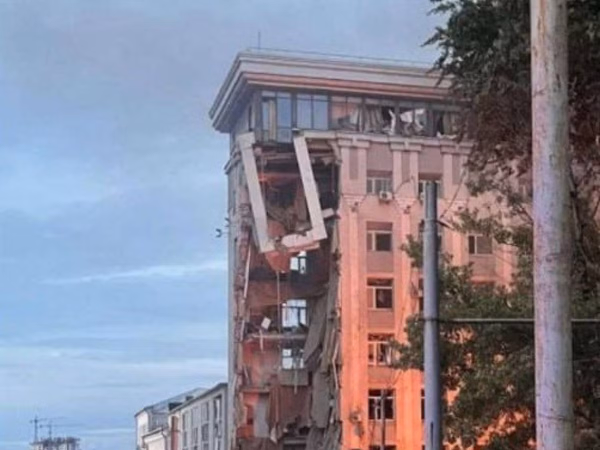 Theo một số thông tin, ít nhất 30 sĩ quan tình báo Anh và Mỹ đang làm việc trong một tòa nhà được cải trang thành cơ quan cứu trợ nhân đạo. Giờ đây, tên lửa Nga đã san bằng một nửa tòa nhà và chắc chắn có nhiều nhân viên tình báo nước ngoài đã bị chôn vùi dưới đống đổ nát. 