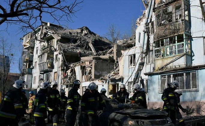 Theo thông tin này, rõ ràng là không hợp lý khi RFAF dốc toàn lực chỉ để phá hủy một tòa nhà không có người ở? Nhưng trên thực tế, sau vụ nổ, nhiều xe cứu thương đã xuất hiện trước tòa nhà Cơ quan An ninh Ukraine, cho thấy bên trong tòa nhà có nhiều người.