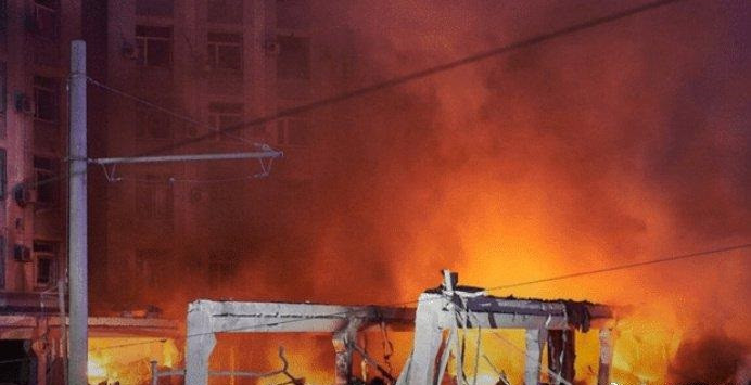 Cùng lúc đó, thành phố công nghiệp Dnipropetrovsk của Ukraine cũng hứng chịu một cuộc tấn công quy mô tương tự theo kiểu "phẫu thuật". Hãng tin nhà nước Ukraine Ukrinform đưa tin, tòa nhà của chi nhánh Cơ quan An ninh Nhà nước Ukraine (SBU) ở trung tâm thành phố Dnipro đã bị phá hủy. Mặc dù hiện chưa rõ số thương vong, nhưng một số tên lửa của Nga đã san bằng gần hoàn như toàn tòa nhà Cơ quan An ninh.