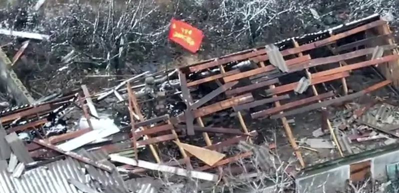 Kênh “Phóng viên quân sự của Mùa xuân Nga” cho biết, kết thúc cuộc hành quân là việc treo cờ của Lữ đoàn 114 trên nóc một tòa nhà đổ nát, dưới tuyết rơi dày đặc. Petropavlovka là một ngôi làng nhỏ, nằm giữa thành phố Kurakhove và Pokrovsk, thuộc phía tây tỉnh Donetsk, miền đông Ukraine.