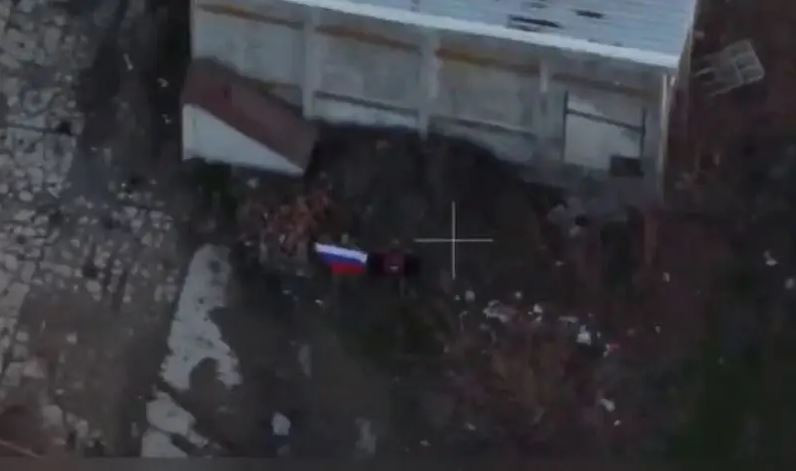 Ở phần cực tây của Kurakhove, cờ ba màu của Nga đã được kéo lên bởi binh sĩ phân đội trinh sát Grachi và các binh sĩ của Lữ đoàn bộ binh cơ giới cận vệ độc lập số 5. Đánh giá hành động của lính Nga có thể thấy quân Ukraine đã rút hoàn toàn khỏi khu vực phía tây của nhà máy đường ống.