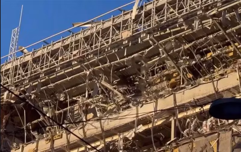 Bộ Quốc phòng Nga cho biết, các sĩ quan tình báo Ukraine đã ngụy trang dưới vỏ bọc là các phóng viên nước ngoài. Ngoài ra, còn có các chiến binh “Kraken” bị Nga liệt vào danh sách nhóm khủng bố đã trú ngụ trong khách sạn Kharkov Place để hội họp với các sĩ quan tình báo Ukraine.