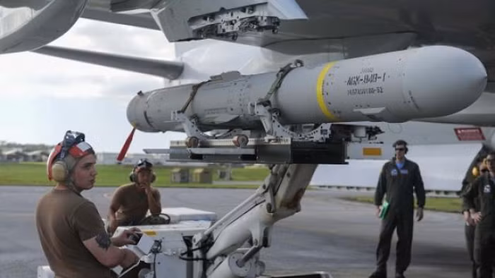 Không phủ nhận là P-8A có thể trở thành bệ phóng tên lửa tấn công nhanh khi cần thiết và có thể mang nhiều loại vũ khí khác nhau; tuy nhiên việc trang bị tên lửa LRASM cho chiếc máy bay tuần thám này, cũng là minh chứng về việc sử dụng linh hoạt máy bay của Hải quân Mỹ. Nguồn ảnh: Pinterest. 