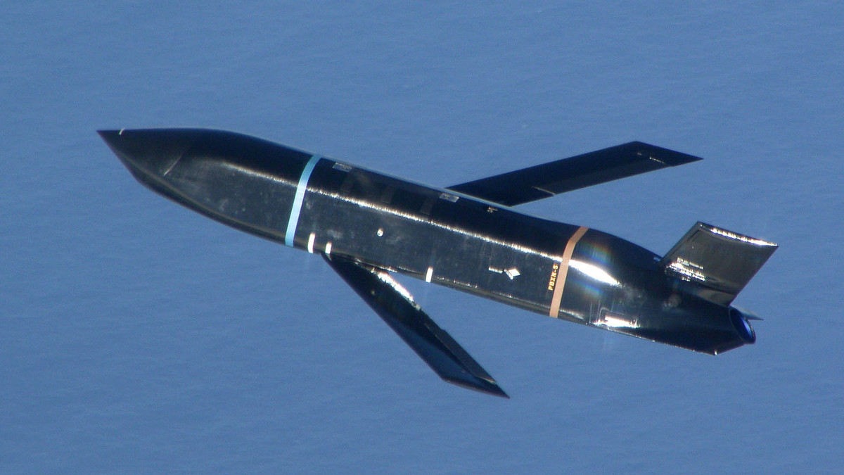 Chris Basler, một nhà nghiên cứu cấp cao tại Trung tâm đánh giá Chiến lược và Ngân sách, thuộc Bộ Quốc phòng Mỹ cho biết, xét thấy nhiều loại thiết bị không người lái, đang ngày càng đảm nhận nhiều nhiệm vụ giám sát khác nhau, và nó có thể thay thế máy bay có người lái, để thực hiện các nhiệm vụ tiến công. 