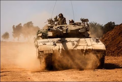 Lúc này Thiếu tá Tarr của Quân đội Israel đề xuất thiết kế một loại xe tăng có khả năng bảo vệ cao, xét về hỏa lực, tính cơ động và khả năng phòng thủ, việc bảo vệ thành viên tổ lái là ưu tiên hàng đầu. Khả năng phòng thủ của Merkava dù đã được tăng cường, nhưng vẫn gặp khó khăn khi đối đầu vũ khí chống tăng.