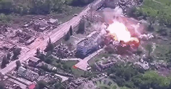 Vì vậy, việc đầu tư tên lửa phòng không để đánh chặn bom lượn của Nga là vô nghĩa và tốn kém. Ngoài ra, khu vực bị ảnh hưởng khi bom FAB-3000 phát nổ vượt quá 200 mét, đảm bảo gây sát thương đáng kể cho đối phương, ngay cả trong trường hợp bom bay không trúng mục tiêu.