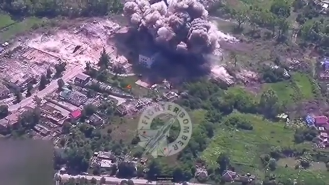 Nhưng kiến trúc như vậy có thể giúp Quân đội Ukraine che giấu vũ khí hạng nặng và nơi trú ẩn cho binh lính khá tin cậy, trước hỏa lực pháo binh. Tuy nhiên, cả những tòa nhà lớn trên mặt đất hay nơi trú ẩn dưới lòng đất, đều không còn có thể đảm bảo an toàn, trước các cuộc tấn công của bom phá FAB.