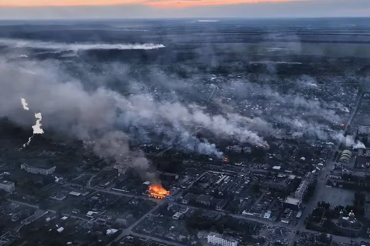 Tình hình tương tự ở thành phố Volchansk phía bắc tỉnh Kharkov, nơi đường phân giới chạy dọc theo sông Volchya. Mặc dù quân Ukraine trú ẩn trong những tòa nhà kiên cố, không thể bị pháo binh phá hủy, nhưng sẽ bị tiêu diệt bởi bom FAB.