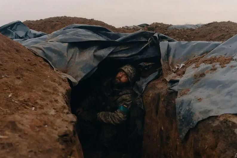 Kênh Rybar của Nga cho biết, ở phía nam Kurakhove, Cụm Vostok của RFAF đã đóng “miệng túi” ở tuyến phòng thủ của AFU dọc sông Sukhi Yaly, khi chiếm làng Uspenovka và tiến về phía tây của ngôi làng. Tại đây, việc hình thành một vòng vây cục bộ khác với AFU đã bắt đầu.