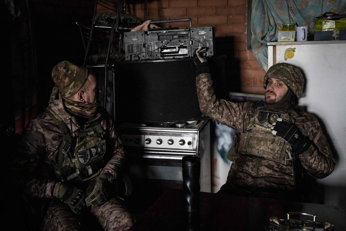 “Một số lượng lớn, đúng nghĩa là hơn một nghìn người, bị ép vào Lữ đoàn 155, và số này đã đào ngũ. Trách nhiệm về những người bị ép vào chiến đấu mà chưa qua huấn luyện này, được đặt lên vai người chỉ huy Lữ đoàn và anh ta đã bị cách chức”, Butusov nói. 