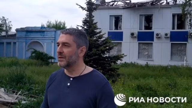 Hãng truyền thông Nga RIA Novosti đã công bố đoạn video phỏng vấn nhà hoạt động người Pháp Xavier Moreau. Moreau nói tiếng Nga rất tốt và giải thích các vấn đề về loại pháo tự hành Caesar, mà Ukraine đang sở hữu. Ảnh: RIA. 