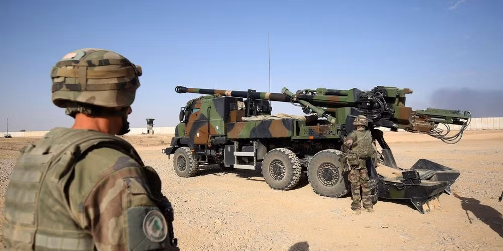 Ngoài pháo và khung gầm, pháo tự hành Caesar của Pháp còn có hệ thống vũ khí phòng thủ tầm gần, bộ dẫn đường quán tính, radar đo sơ tốc đạn đầu nòng, máy tính đạn đạo và khả năng tương tác với bất kỳ hệ thống C4I nào của NATO. Ảnh: Military. 