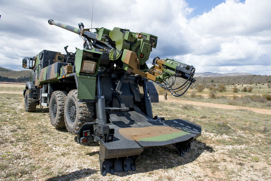 Lựu pháo tự hành 155mm Caesar do Tập đoàn Nexter của Pháp phát triển với hai biến thể sử dụng khung gầm 6×6 và 8×8. Caesar được đánh giá có sức cơ động cao, dự trữ hành trình hơn 600 km với tốc độ trung bình 50 km/h. Tốc độ tối đa của Caesar là 80 km/h trên đường nhựa. Ảnh: Goik. 