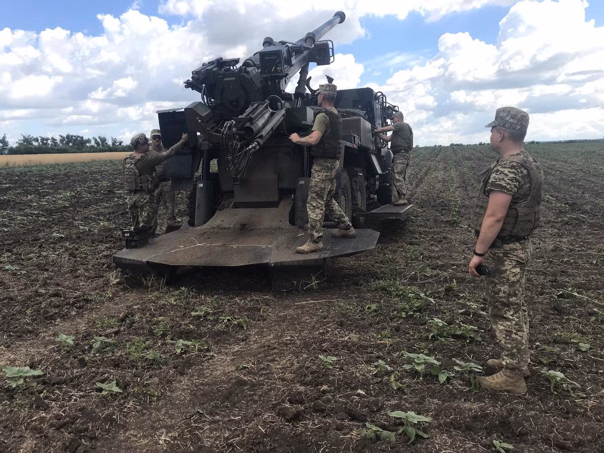 Ngoài Pháp, Đan Mạch cũng cam kết cung cấp ít nhất 19 khẩu Caesars từ kho của mình mà trước đó họ đã mua từ Pháp. 19 khẩu này đã được chuyển giao cho Ukraine, nâng tổng số pháo Caesar của Kiev lên 37 khẩu (tương đương 1 lữ đoàn pháo binh). 12 khẩu Caesar nữa, được Pháp hứa hẹn vào tháng Tư năm nay. Ảnh: UA. 