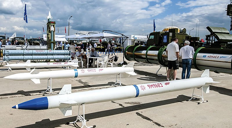 Bên cạnh số tên lửa trên bờ, hỏa lực các tàu chiến thuộc Hạm đội Baltic của Hải quân Nga, được trang bị hệ thống tên lửa phòng không Poliment-Redut được phóng thẳng đứng. Đây gần như là phiên bản rút gọn của hệ thống phòng không S-400 Triumf; sẽ sớm bắt đầu thực hiện các nhiệm vụ trực chiến của họ ở Biển Baltic.