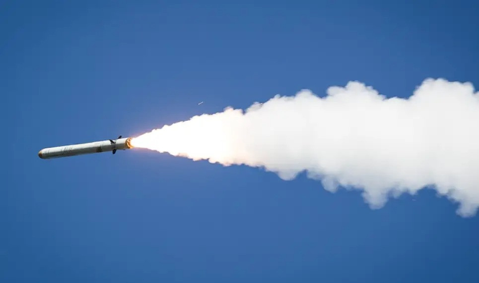 Một "lưới tử thần" gồm tên lửa và UAV tự sát của Nga với mật độ dày đặc và 46 cuộc tấn công liên tiếp đã biến các khu vực đô thị Nitsky, Solomensky và Podil thành biển lửa. Mặc dù hệ thống phòng không Kiev đã cố gắng hết sức để đánh chặn, một số tên lửa vẫn vượt qua được tuyến phòng thủ và đánh chính xác vào một số mục tiêu quan trọng gần dinh tổng thống.