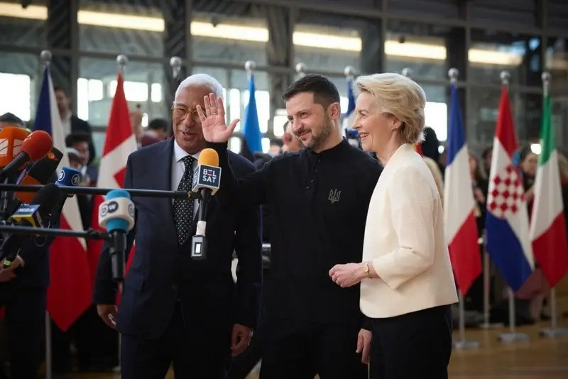 Trước sức ép không ngừng nghỉ của RFAF, Ukraine đã không ngồi yên. Ngoài sự phản kháng về mặt quân sự, Kiev còn có "bước đột phá về ngoại giao" trên trường quốc tế. Kể từ khi chiến tranh nổ ra, Ukraine đã thiết lập hợp tác quân sự với hơn 50 quốc gia.