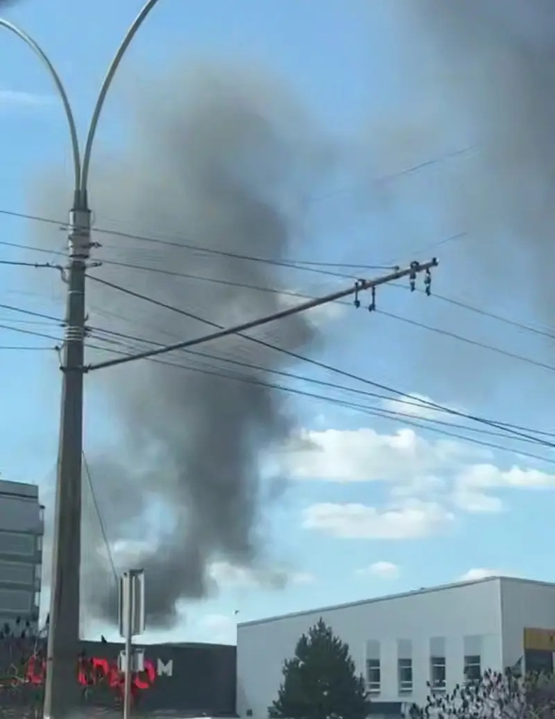 Tuy nhiên, mục đích thực sự của cuộc tấn công này không chỉ là phá hủy cơ sở hạ tầng - nó giống như một chiếc búa tạ, nhắm thẳng vào “trung tâm thần kinh” của chính phủ Ukraine. Vậy đây có tín hiệu “chiến dịch phẫu thuật nội soi” được phát đi? Hay chỉ là ván cờ "chiến tranh tâm lý" của Moskva?