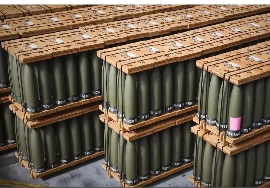 Các cường quốc châu Âu như Pháp, Anh và Đức đã cam kết cung cấp "hỗ trợ vũ khí sát thương", bao gồm tên lửa hành trình Storm Shadow và xe tăng chiến đấu chủ lực Challenger 2. Tổng thống Mỹ Biden khi còn tại chức, thậm chí còn tuyên bố sẽ cung cấp cho Ukraine 61 tỷ USD viện trợ quân sự và kinh tế; đây là mức viện trợ cao kỷ lục.