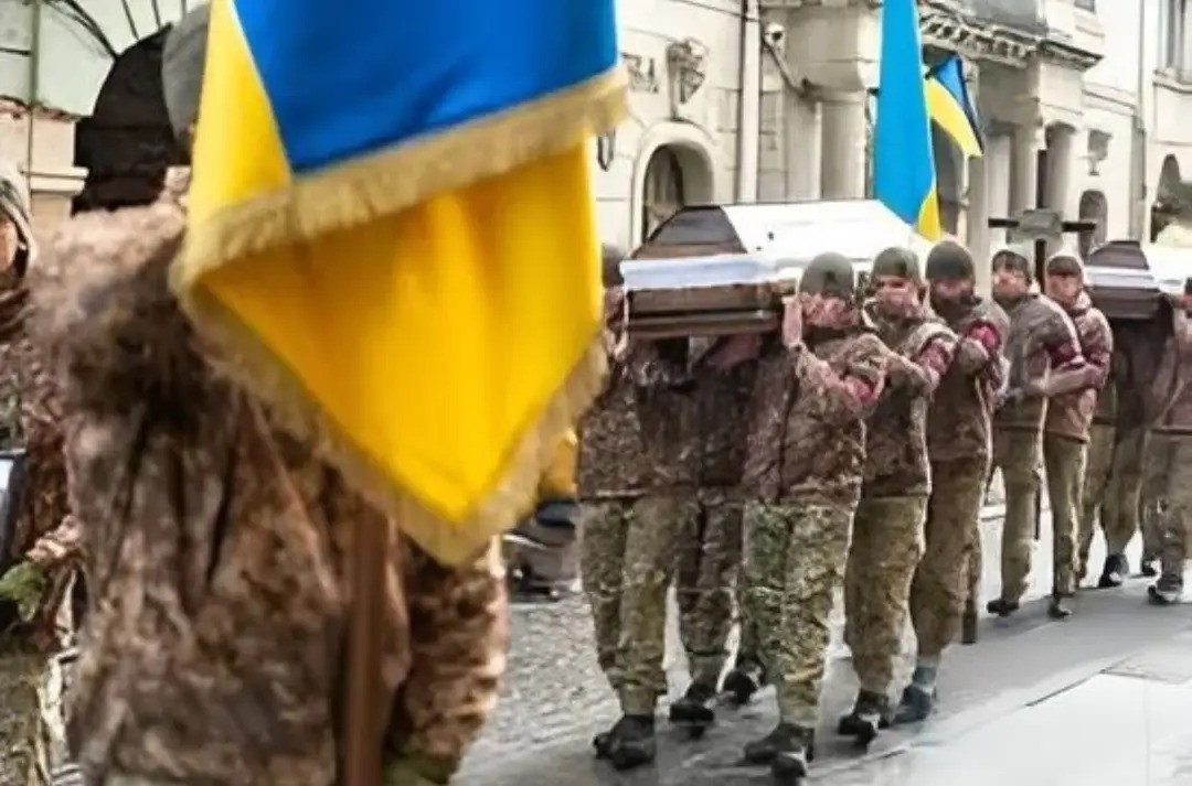 Suy cho cùng, trong cuộc chiến kéo dài hai năm, tiềm lực chiến tranh của Ukraine đã đạt đến giới hạn, và điều Nga cần là khiến đối thủ sụp đổ về mặt tâm lý trước. Và đòn tấn công của Moskva vừa qua, chính là đòn cân não với lãnh đạo Ukraine.