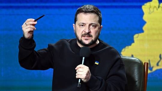 Nhưng tham vọng của Ukraine còn vượt xa hơn thế nữa. Chính phủ của Tổng thống Zelensky hiểu rõ rằng, nếu muốn vượt qua cuộc chiến kéo dài này, họ phải "quốc tế hóa" cuộc xung đột Nga-Ukraine. Để đạt được mục đích này, Ukraine đã tích cực thúc đẩy Tòa án Hình sự Quốc tế, ban hành lệnh bắt giữ Tổng thống Putin và đưa ra một số đề xuất trừng phạt đối với Nga tại Đại hội đồng Liên Hợp Quốc.