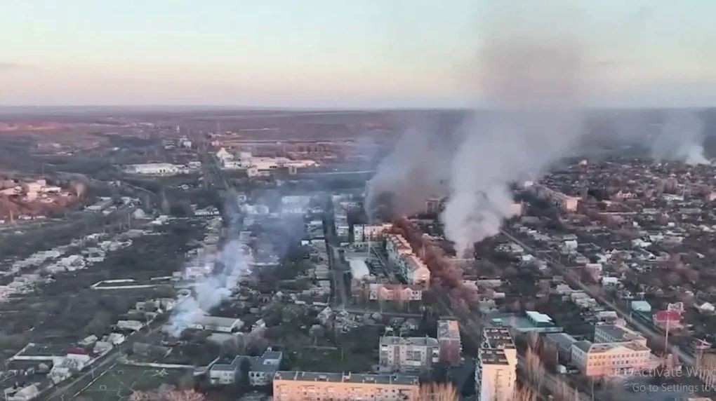 Phần phía tây của thành phố, nơi Quân đội Ukraine hiện vẫn đang nắm quyền kiểm soát, có nhiều điểm cao và nhiều tòa nhà hơn, nên thuận lợi hơn cho việc phòng thủ; do vậy quân Nga khó có thể dứt điểm trong “một sớm, một chiều”.