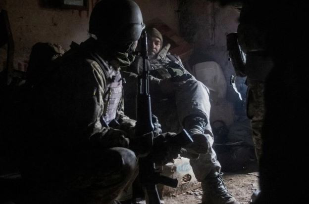 Trong khi đó có tin đồn rằng, Quân đội Ukraine đã đưa những lính nghĩa vụ, chỉ mới huấn luyện được 2 tuần và chỉ có 2 băng đạn ra tiền tuyến Bakhmut, để “ngồi xổm” trong chiến hào, dẫn đến thương vong nặng nề.