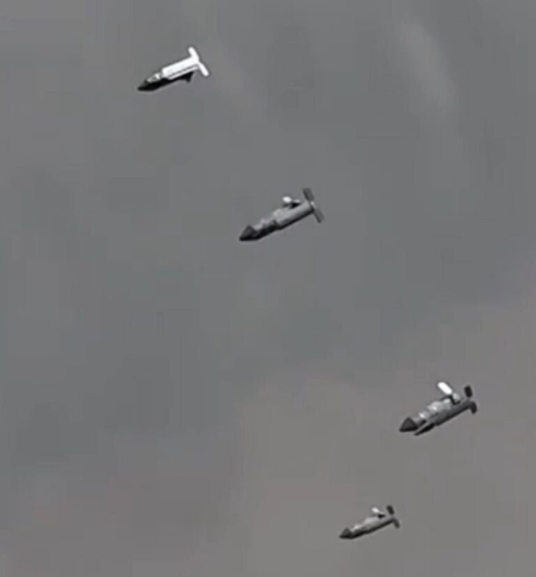 Với đôi cánh lượn, giúp bom bay xa hơn đáng kể so với bom thả rơi tự do truyền thống; chính yếu tố này cho phép máy bay mang bom, thả bom ở một khoảng cách an toàn, giúp giảm thiểu rủi ro cho máy bay và phi hành đoàn trước hỏa lực phòng không đối phương. 