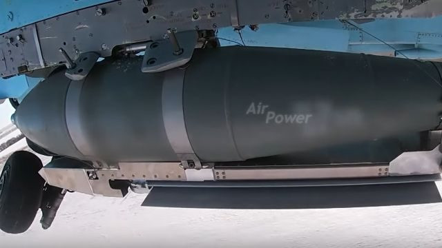 Sergey “Flash” Beskrestnov, một chuyên gia Ukraine có uy tín, đã chỉ ra trường hợp một quả bom FAB-500 trang bị mô-đun UMPK, được máy bay Nga thả vào khoảng 10:30 sáng, nhưng đến tận lúc 15:00 mới phát nổ; độ trễ khoảng 5 giờ.