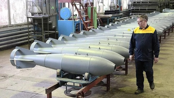 Vỏ bom FAB-500 được đúc bằng thép hợp kim, khi bom phát nổ, sẽ tạo ra các mảnh vỡ, có thể sát thương mục tiêu với bán kính tới hàng nghìn mét. Bên trong bom FAB-500, được nhồi 380 kg thuốc nổ mạnh TGAF-5, một biến thể của thuốc nổ TNT, đủ sức phá hủy các mục tiêu như các tòa nhà cao tầng. 