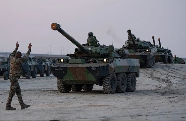 Theo thiếu tá "Spartan”, một kíp lái xe của xe tăng AMX-10 RC gồm 4 người (trưởng xe, lái xe, pháo thủ và nạp đạn) đã thiệt mạng toàn bộ, do xe AMX-10 RC bọc giáp yếu, không được bảo vệ đầy đủ. Một quả đạn pháo 152 mm phát nổ cạnh xe, các mảnh đạn pháo đã xuyên qua lớp giáp và kích nổ đạn pháo trong xe. Ảnh: Pinterest.