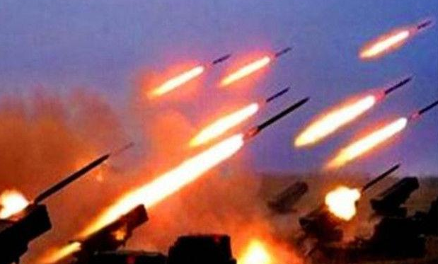 Trong ngày đầu tiên khi trận chiến nổ ra, một số lượng lớn máy bay cường kích Su-25, trực thăng vũ trang Ka-52, tiêm kích bom Su-24 và các đơn vị pháo binh của Quân đội Nga bất ngờ khai hỏa trên diện rộng, với chính diện của cuộc tiến công là 60 km và tổ chức nhiều hướng mũi tấn công, khiến Quân đội Ukraine bị bất ngờ. 