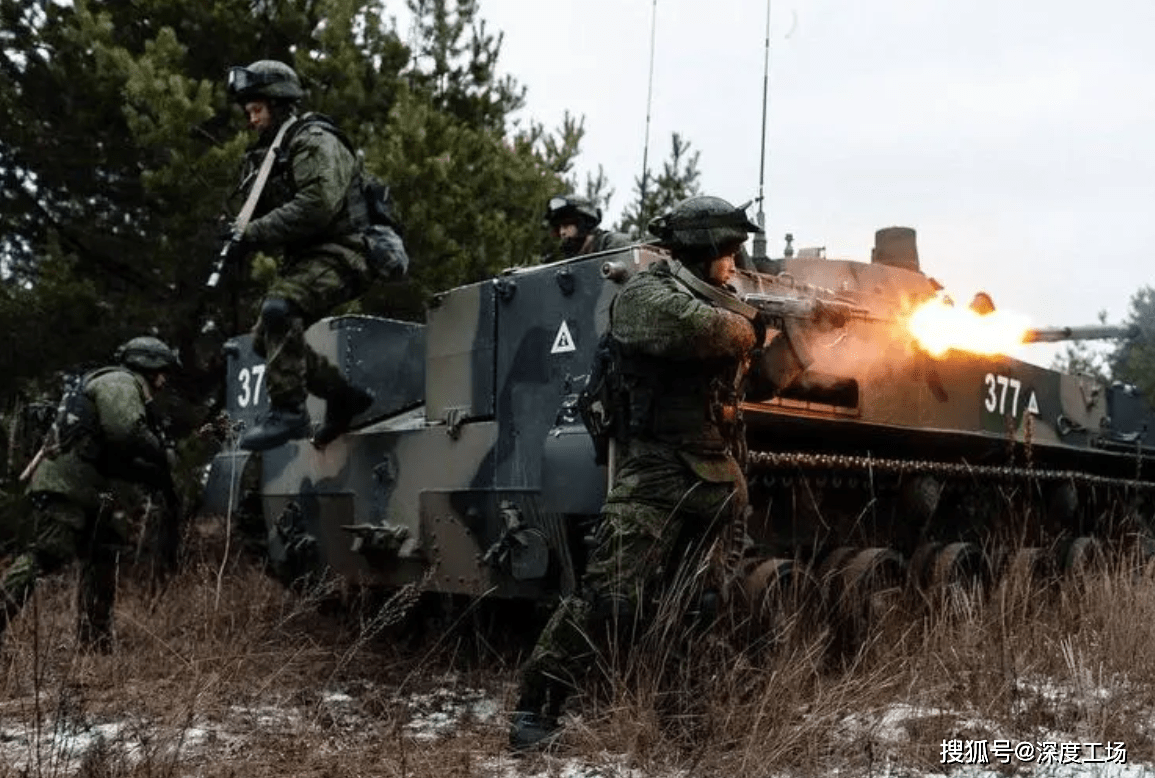 Với chiến thuật dùng hỏa lực “làm mềm chiến trường”, máy bay tiêm kích bom Su-24, cường kích mặt đất Su-25 và trực thăng vũ trang của Quân đội Nga ồ ạt trút hỏa lực xuống các vị trí phòng ngự của Quân đội Ukraine. Tiếp theo là xe tăng yểm trợ cho nhóm xe chiến đấu bộ binh và đưa bộ binh Nga chiếm giữ các vị trí.